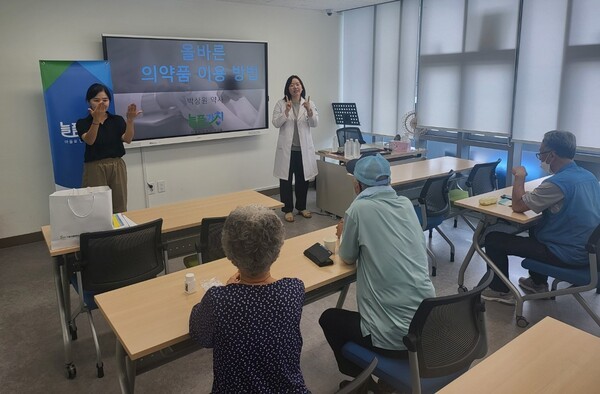 농아인을 위한 약물복용 교육. 사진:서울재활병원